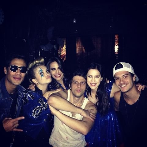 AcervoRNU's tweet image. A ia cortou a Mel da última foto dos Rebeldes no último show. A imagem tava tão escura e a pimentinha tão lá atrás que ela não identificou. Além de mudar o dedo do Micael que só me lembrou da capa do segundo CD e o Chay putíssimo no desenho. 😅