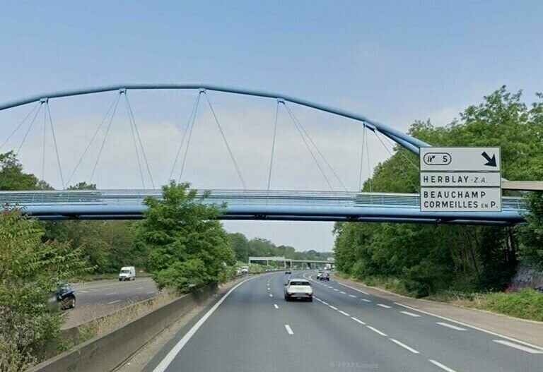 ⚠ L’A15 est fermée dans les deux sens jusqu'à nouvel ordre 

Cette décision a été prise en raison de fragilités constatées sur une passerelle piétonne qui enjambe l'autoroute à hauteur de Montigny-lès-Cormeilles

➡️ l.leparisien.fr/yO8V