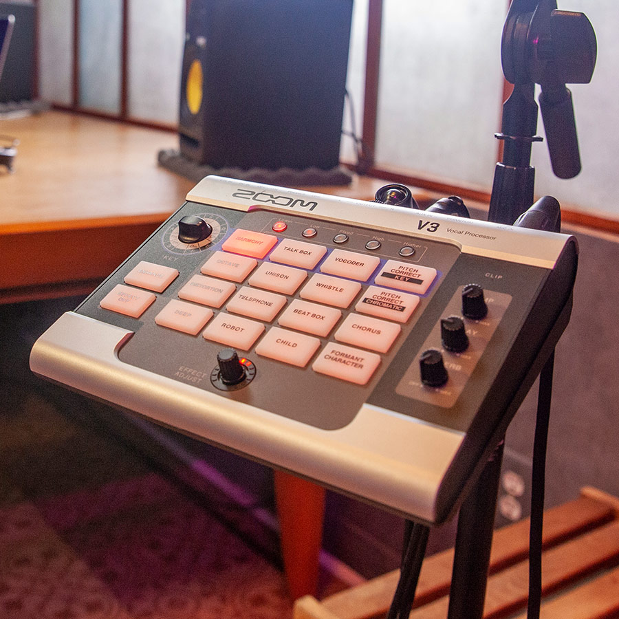 ZoomSoundLab's tweet image. Give your voice new dimensions with the Zoom V3 Vocal Processor! 🎙️

#zoomsoundlab #vocaleffects #proaudio