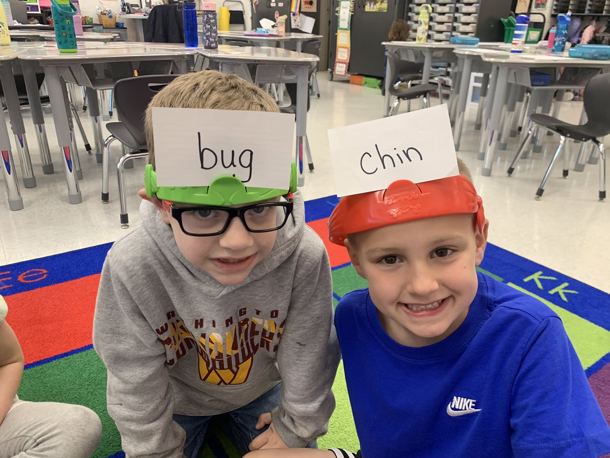 RR_Kindergarten's tweet photo. Quad D learning at its finest. Sounds, tap and blend, and rhyming word clues to help a friend guess their word!! We love Headbands! #teamthompson @TriciaFurtek22 @TimSparbanie https://t.co/5cBkG75ZuA