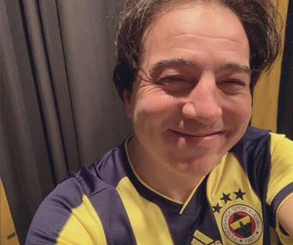 Fazıl Say: Değişim şart, dostlar. Utandığımız bir maç oldu.
Olaylar filan… Rezillik…
Ali Koç bıraksın artık. Olmuyor, olamıyor. Yeter!
Süperstar “Special One” Mourinho, bu 270 milyon euroluk takımda işe yaramadı. (Hangi takımda işe yarayacağını o düşünsün.)

Bu futbol kötü.
Bu