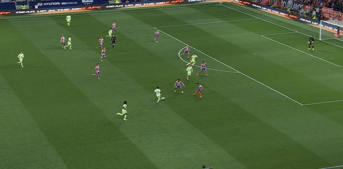 في الشارع، الحارة، في الملعب، هناك الكثير من لمين يمال، لكن كل شىء سيتوقف عند حضور المدرب أو المؤطر، سيبدأ بتقسيم نصائحه الضارة، التمرين يتوقف في كل دقيقة لأجل أن يستعرض عضلاته، لكي يريح نرجسيته، إنه المعلم الضار الذي تمتلىء دفاتره من الخطط و الرسومات التي في الغالب لا فائدة فيها