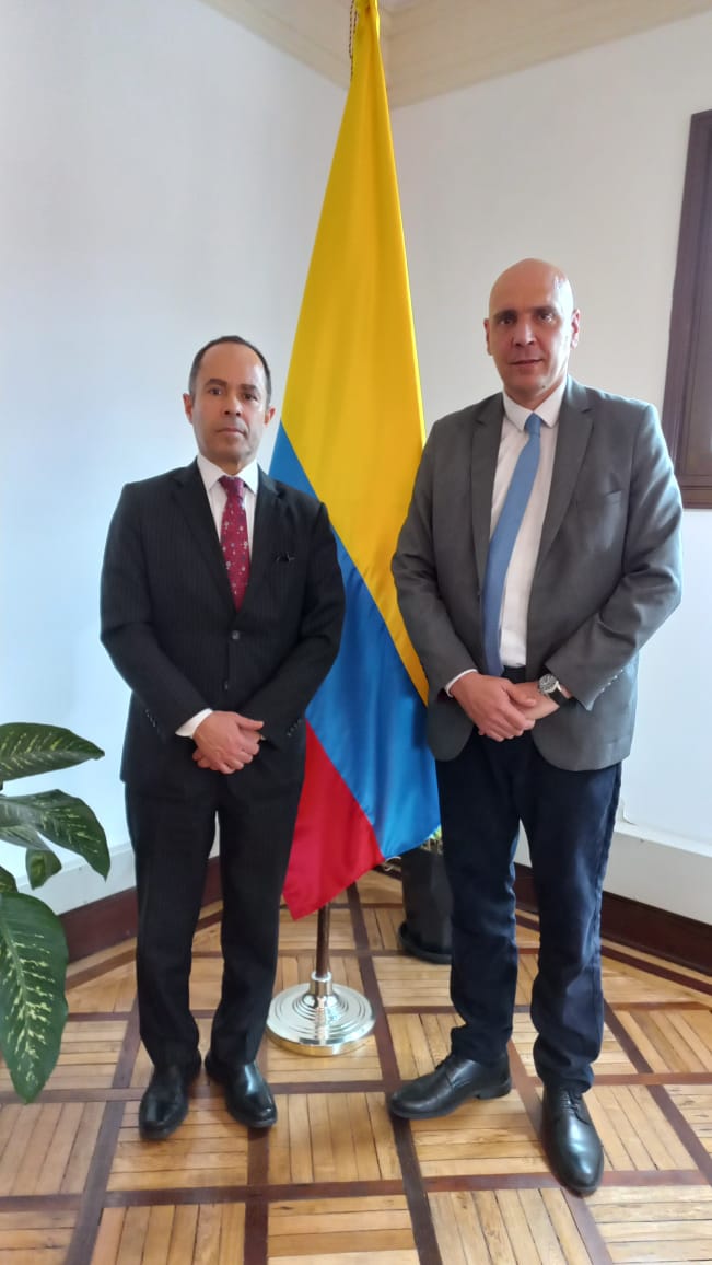 El Embajador de la República de Cuba,  <a href="/javier_caa47113/">Javier Caamaño Cairo</a> , realiza Visita de Cortesía al Vicecanciller de #Colombia🇨🇴  Daniel Ávila Camacho. 

En el encuentro ambas partes coincidieron en el interés por continuar fortaleciendo las relaciones bilaterales🇨🇺🇨🇴.