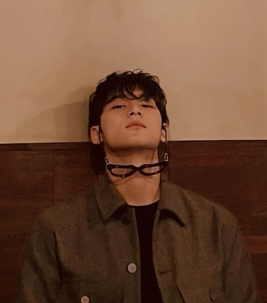 minwon / wongyu au
cw // cheating

every crazy rich older bf needs his younger sulky tantrum-prone bf