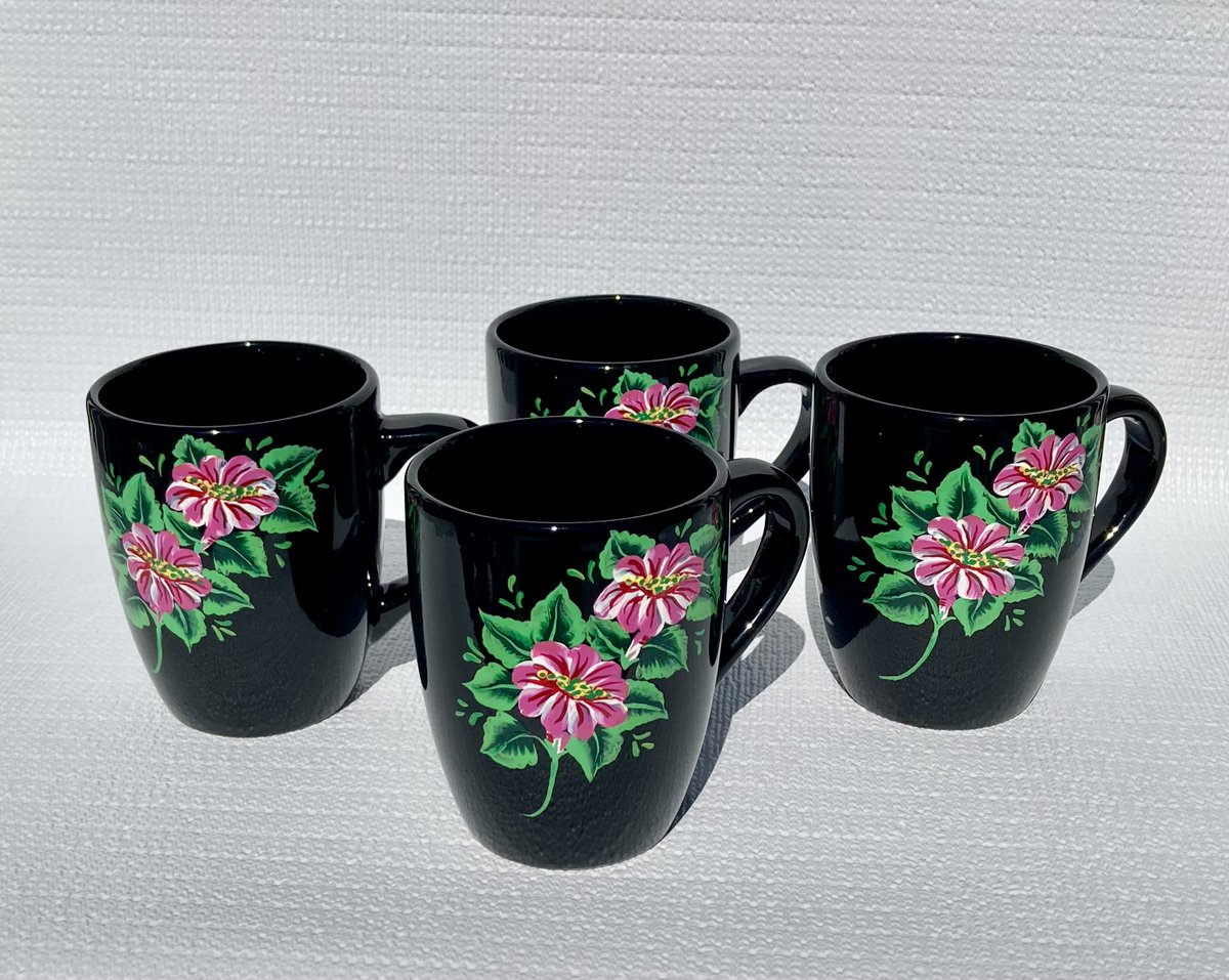 LPaintitpretty's tweet image. Hand painted coffee cups etsy.com/listing/180914… #coffeecups #CoffeeLover #mothersdaygift #SMILEtt23 #etsy #giftsforher #CraftBizParty
