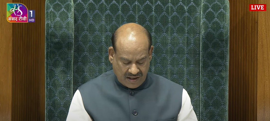 MrigtrishnaMag's tweet photo. ऐतिहासिक क्षणों का साक्षी संसद भवन!
लोग कहते थे कि संसद में केवल हंगामा होता है, लेकिन आज देखिए—रात के 2:30 बजे भी नीति निर्माण पर चर्चाएँ हो रही हैं, विधेयक पारित हो रहे हैं। यह लोकतंत्र की परिपक्वता और सभी माननीय सदस्यों के समर्पण का अनुपम उदाहरण है!
#OmBirla #Loksabha https://t.co/2x2oIwODpA