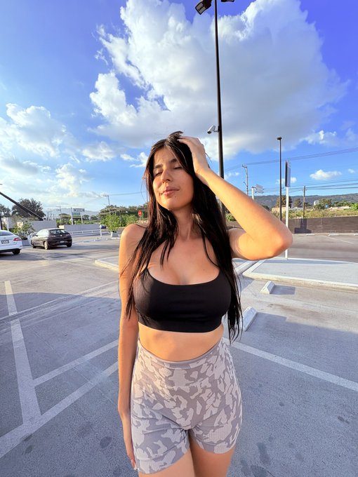 Watch Karol Smith Oficial's leaked NSFW photo on TwXstars