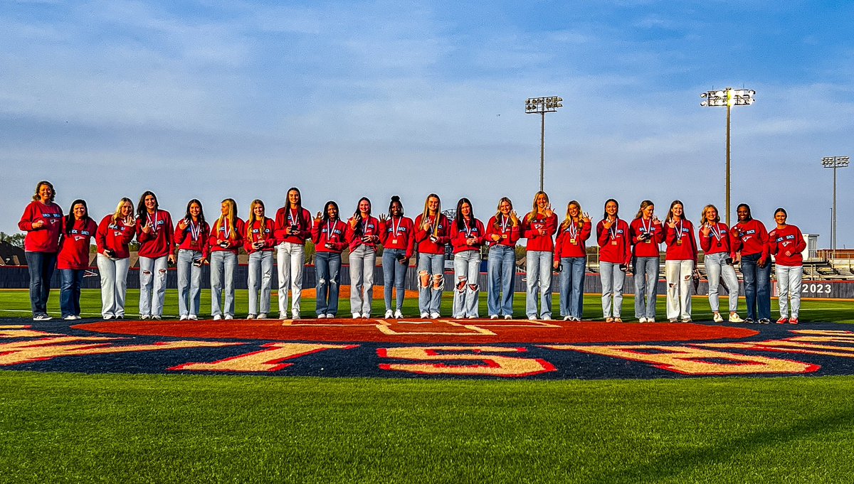 VbPatriots's tweet image. Enjoyed seeing these ladies faces when they saw their rings for the first time! They asked for them to be BIG 💍 and BIG is what they got 🤩 Much deserved moment for them…a nice final touch to an amazing group 🏆💍❤️💙🩵 #2024StateChampions