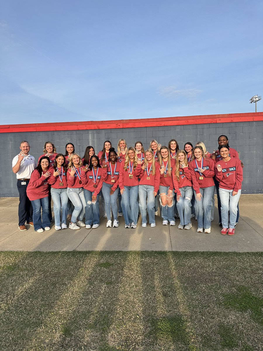 VbPatriots's tweet image. Enjoyed seeing these ladies faces when they saw their rings for the first time! They asked for them to be BIG 💍 and BIG is what they got 🤩 Much deserved moment for them…a nice final touch to an amazing group 🏆💍❤️💙🩵 #2024StateChampions