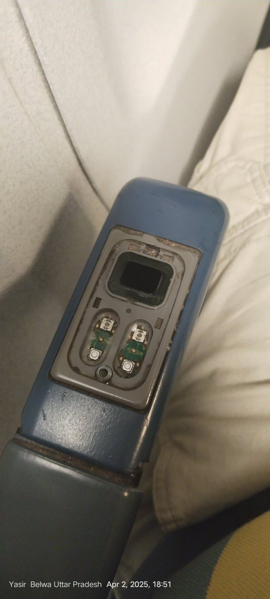 kkamru's tweet photo. Yesterday it's Horror Flight of My Life @flyspicejet Please Stop Playing With  Safety of Passanger this is #spicejet flight number SG 197 Gorakhpur to Mumbai with Broken Seat no Recliner Even crack on Windows..u.m@JM_Scindia sir please take Action or waiting to happen something https://t.co/E9nE0RvdfF