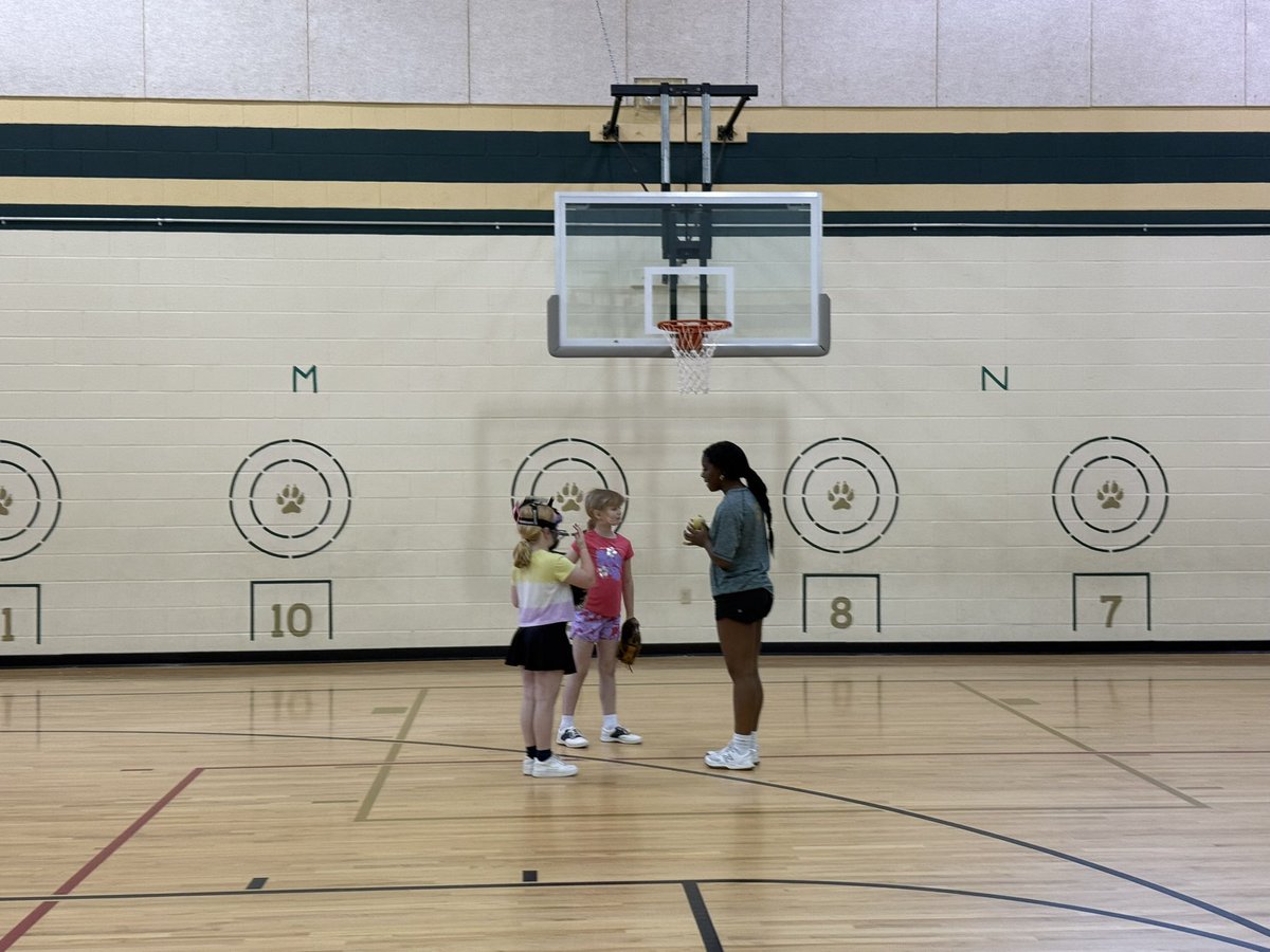 Biggie2028's tweet image. For the next 4 weeks me, @morganmixon42 and @taylormixon2030 get the opportunity to volunteer with some youth softball players and teach the fundamentals of the game. @Dukes16uNat @ToddMayfield85 @Softball_Wolves @W_CoachPeppers @ExtraInningSB @los_stuff @LineDsoftball