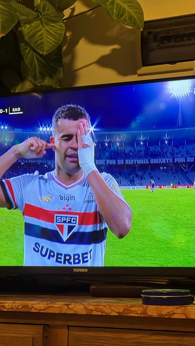 JAJAJA LES HIZO EL PARCHE PIRATA EN LA CARA. CUIDADO BOLUDO, BELGRANO VIGILA.