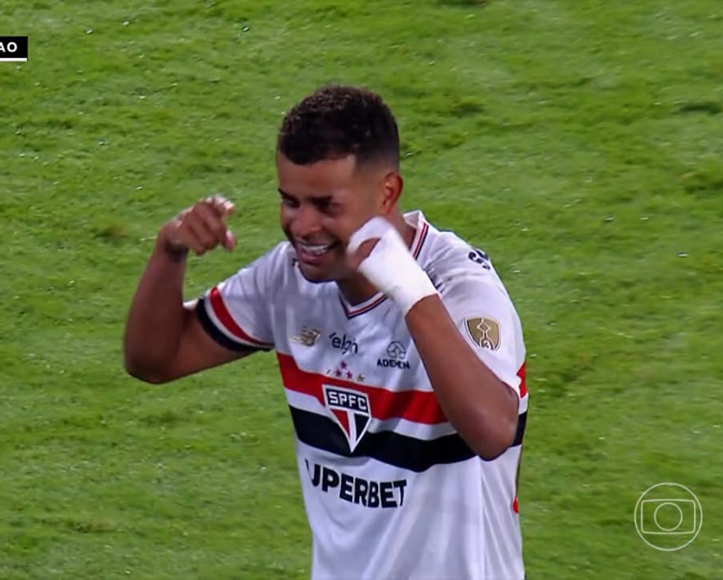 achein4shoppe's tweet photo. O jogador do São Paulo meteu a comemoração do Garro junto com a do Memphis na mesma comemoração kkkkkkkkkkkkkkkkkkkkkkkkkkkkkkkkkkkkkkkkkkkkkkkkkkkkkkkkk https://t.co/6sQkCusnDh