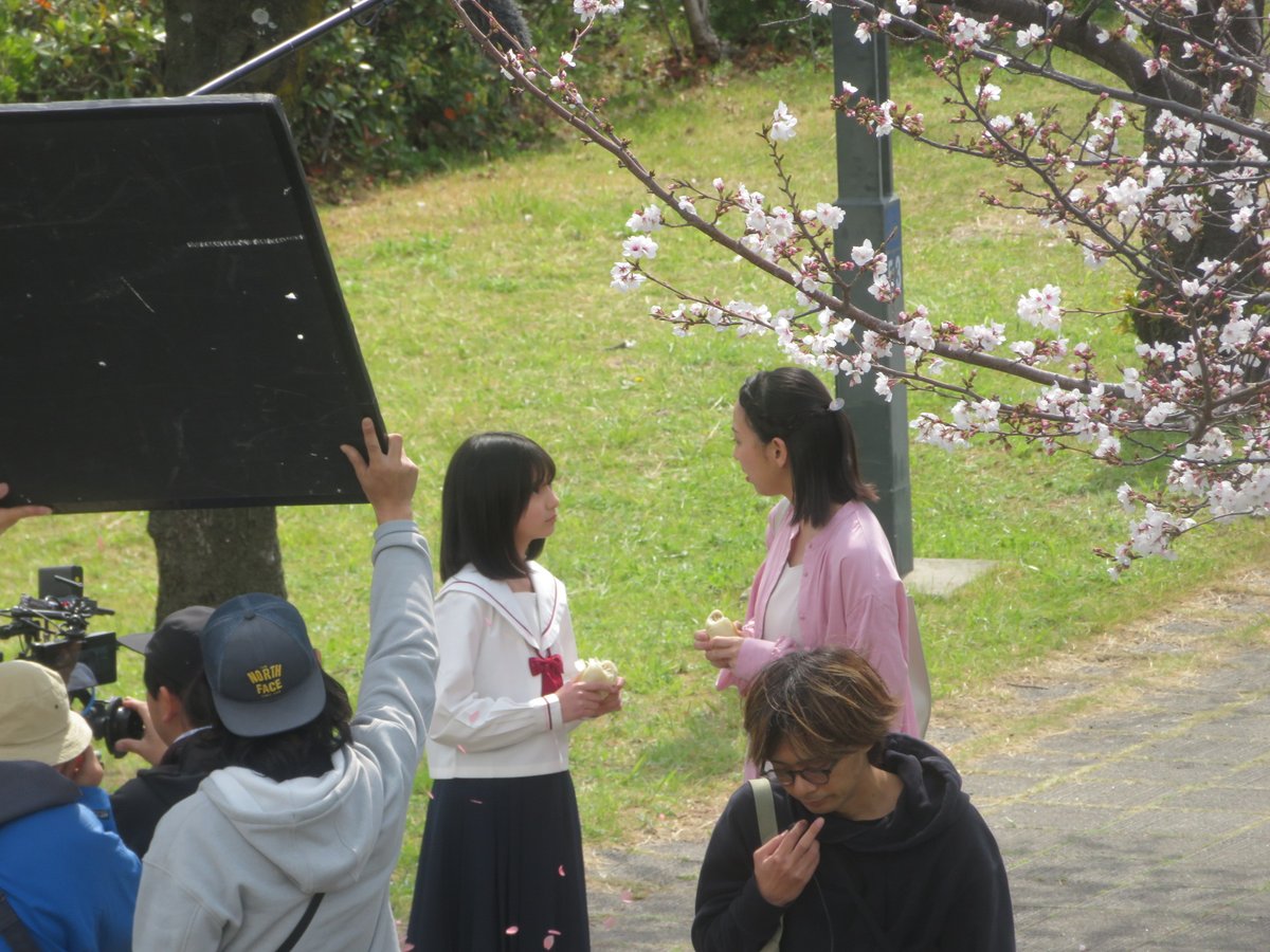 formosabooks's tweet photo. まだ満開の #桜 とは言えない大阪・#桜の宮 大川沿いです。川辺で映画か何か撮影をしておりました。

本日も開店しました。 https://t.co/TZkdhdo4dE