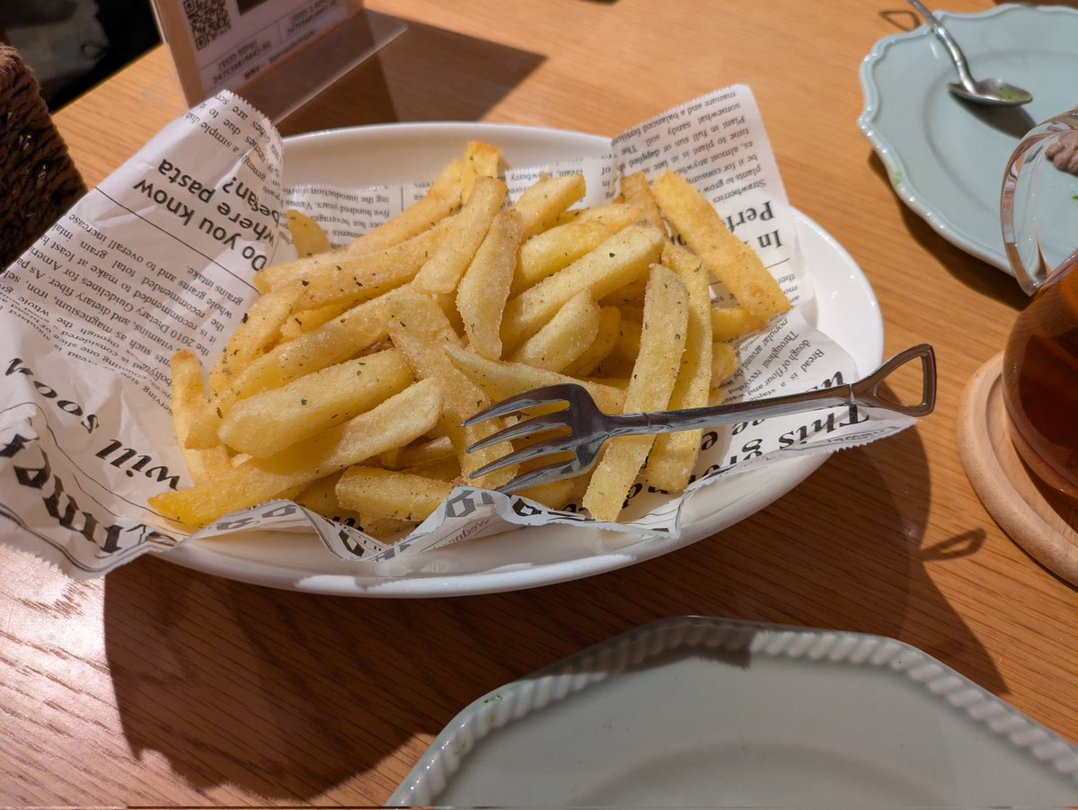 mogumogo08's tweet photo. 先日上山のharappacaffeさんへ✨『はらっぱポテトセット』パフェはカスタードクリームと生クリームにビスケット、ワッフル、シナモン風味のリンゴ、バナナ🍌🍎そして✨チョコムースのくまさん🐻とワンちゃん🐶🩷可愛すぎて食べるの悩むぅ〜…でも最後まで美味しく頂きました✨
#harappacaffe
#パフェ https://t.co/FnHUEdIjyM