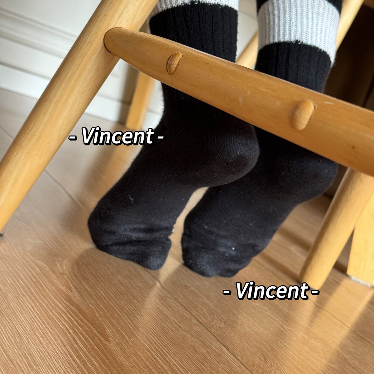 AKAVincentCc's tweet image. 离酸臭小黑袜越来越近，姐姐这么勾脚趾不怕给人搞硬吗