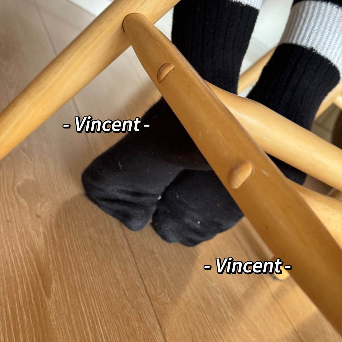 AKAVincentCc's tweet image. 离酸臭小黑袜越来越近，姐姐这么勾脚趾不怕给人搞硬吗