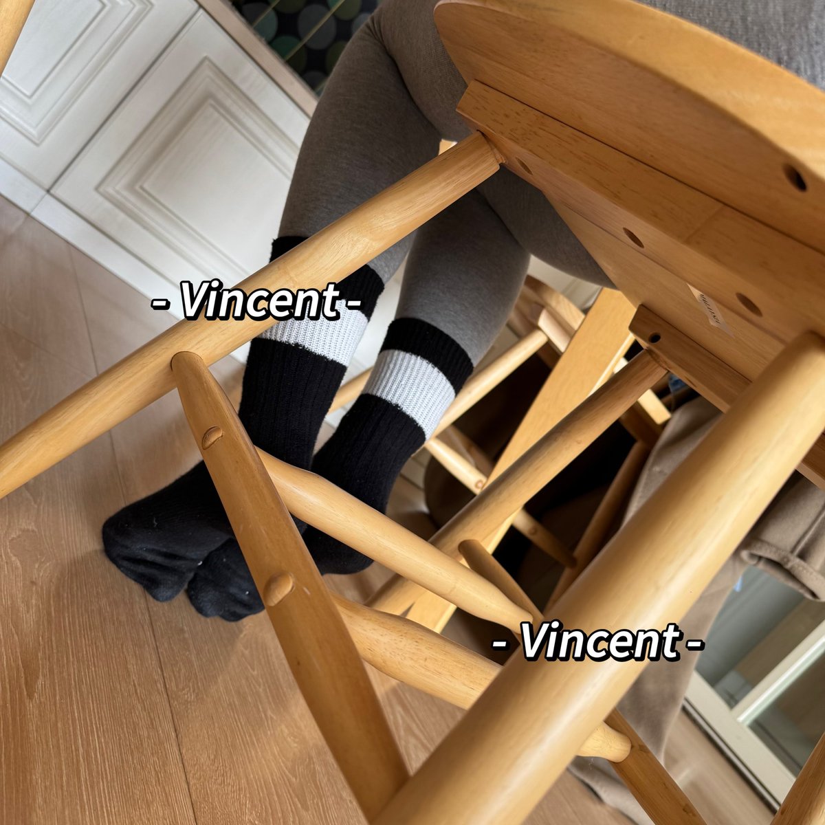 AKAVincentCc's tweet image. 离酸臭小黑袜越来越近，姐姐这么勾脚趾不怕给人搞硬吗