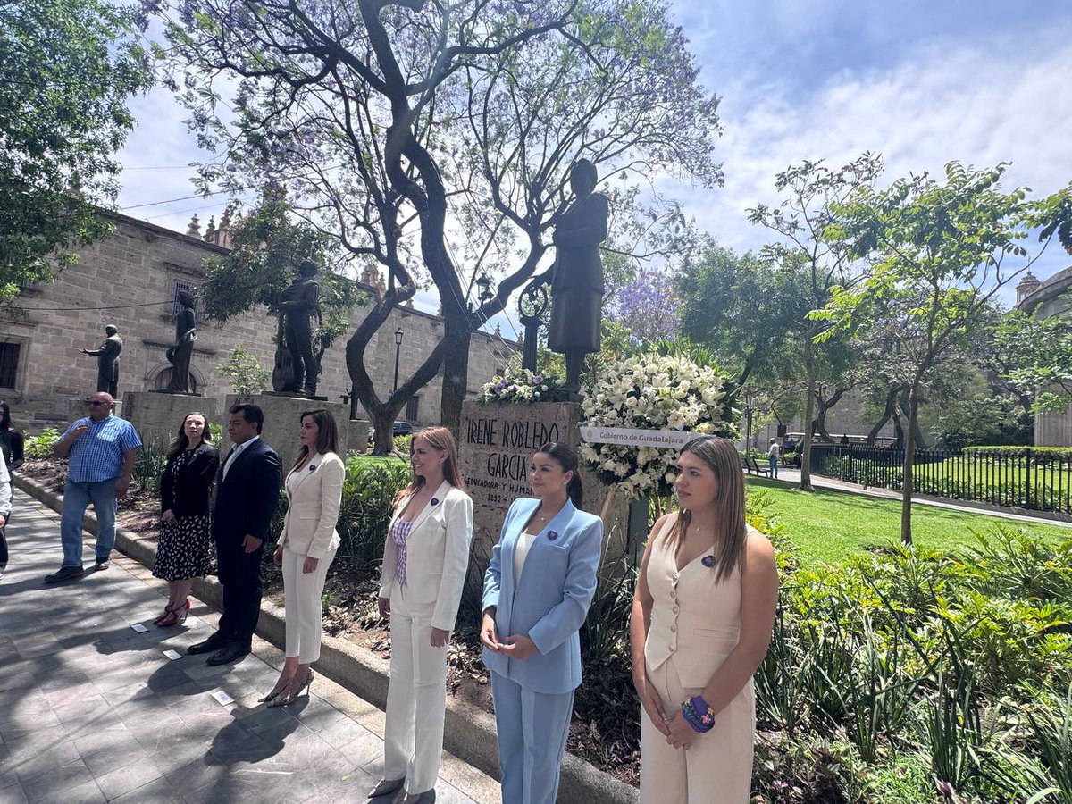 PrisCavagna's tweet photo. A casi un siglo de que se refundó la @udg_oficial, tenemos presente todos los días el lema “piensa y trabaja”, que es parte de la identidad de nuestra casa de estudios, y del cual no se ha dado crédito a Irene Robledo García.

Por eso hoy desde @lasparitaristas, el @GuadalajaraGob y la @udg_oficial reivindicamos y rendimos homenaje a la refundadora, reconocemos su legado y sueños, que se materializan con la llegada de las primeras: @VeroDelgadilloG primera Alcaldesa electa de Guadalajara y @KarlaPlanter1 primera Rectora general de la UdeG.
