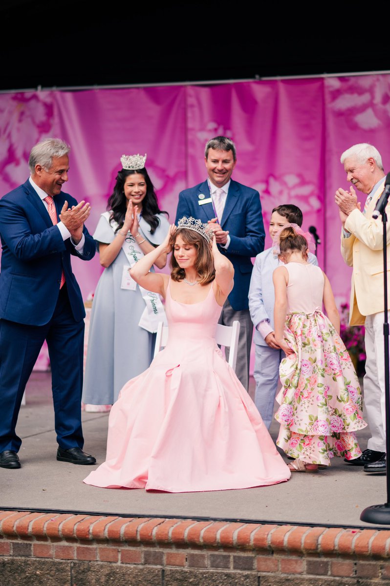 MatthewHWx's tweet image. Met a queen today. Congrats Bethany Joy Lenz on being crowned the 78th Queen Azalea. (Photos via Rebecca Meek Photography.)