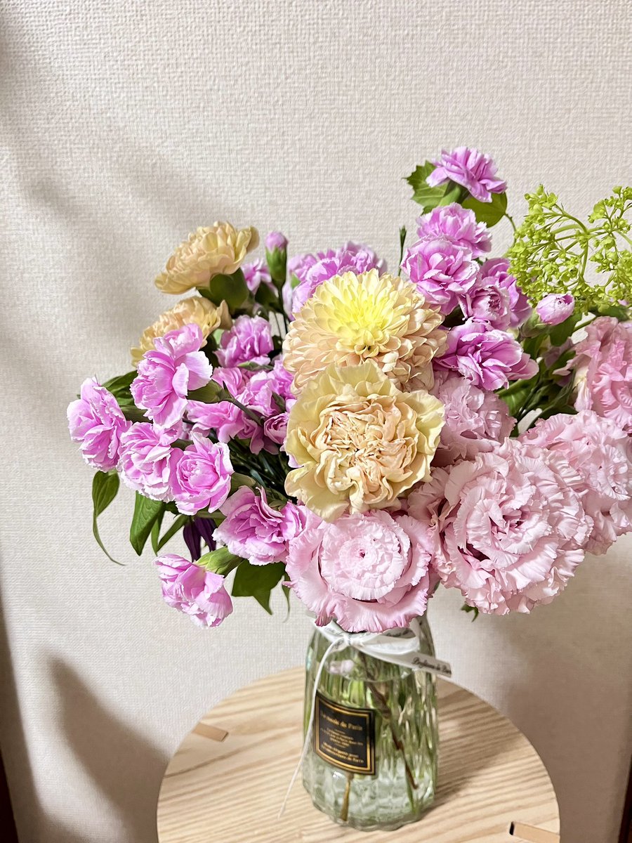Kinose_kny's tweet photo. 仕事で余った切り花をもらったので、花瓶に飾ってみた☺️
DAISOの花瓶オシャレだしお花の雰囲気にピッタリ🌸 https://t.co/mdkw26XDAY