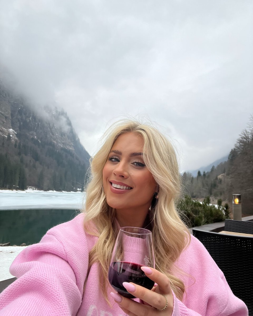 NAnand0902's tweet photo. Wearing pink for once 💕🗻#edikted #ediktedad #londonblogger #outfitinspo #ootd #bloggerstyle #outfitinspiration #ski #skking #apresski #apres #discountcode #discount https://t.co/6qYGToC70y