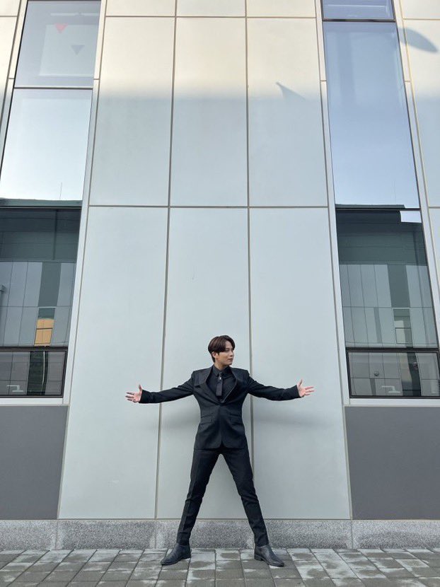 yunchwe's tweet photo. soooo who’s trying to be my concert buddy for the ateez arlington show https://t.co/IUhgma7Q6h