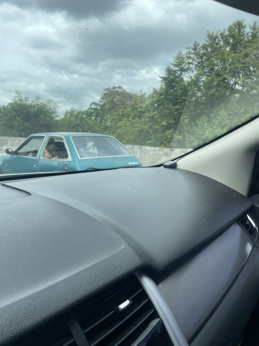 Cgomezlanza's tweet photo. @dpty1965 @ChialFelix Mira este  , captado en corredor sur hoy 2 abril 2025 a las 11:09 am sin vidrio y llevaba al menos 3 niños atrás . https://t.co/mUcQu2PCII