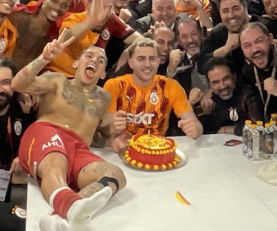 onu neyin sakinleştireceğini çözmüşler hahahahsjah kıyamam çok tatlı