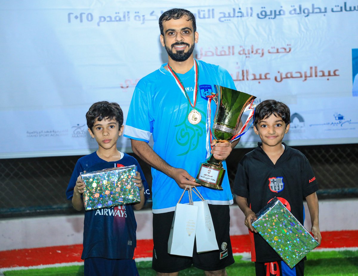 Alkhalijteam's tweet photo. الجميع يريد أن يلتقط صور مع الأبطـال 👏🏆 https://t.co/g3nYJU3LME