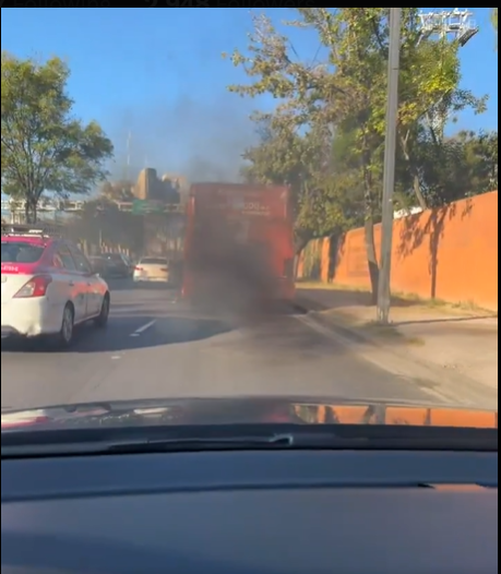 UCS_CDMX_not's tweet photo. En apoyo a la ciudadanía que se queda sin auto debido a la #ContingenciaAmbiental , se implementó un operativo de transporte público y seguro para su comodidad. Disculpen las molestias pero es por el bien de la #CDMX más humanista y vanguardista del mundo mundial. Buenas tardes. https://t.co/TbZfieljC8