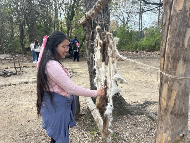 DCEsuperhornets's tweet photo. Our 4th graders had an incredible day at Jamestown Settlement, stepping back in time to explore the site of America’s first permanent English colony. Through hands-on learning and discovery, they experienced the rich history that shaped our nation. #SnapshotsofLearning https://t.co/pytwZGBAjV