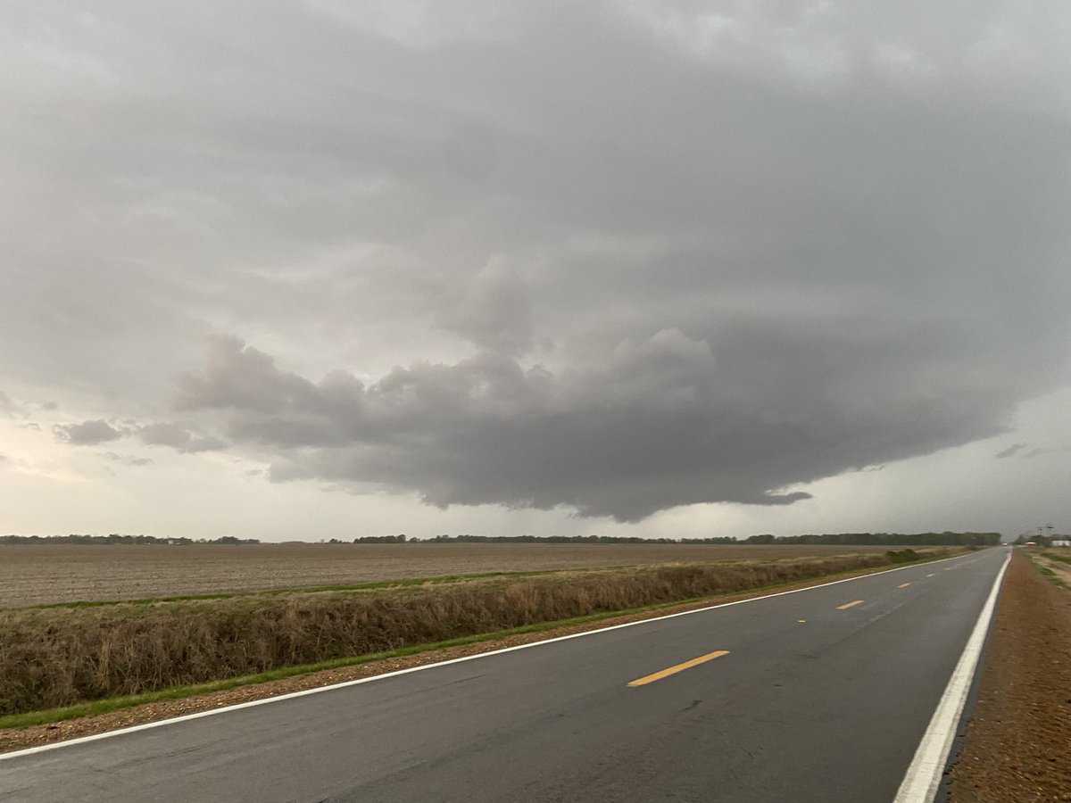 Huge wall cloud right over Cotton Plant #arwx <a href="/NWSLittleRock/">NWS Little Rock</a>