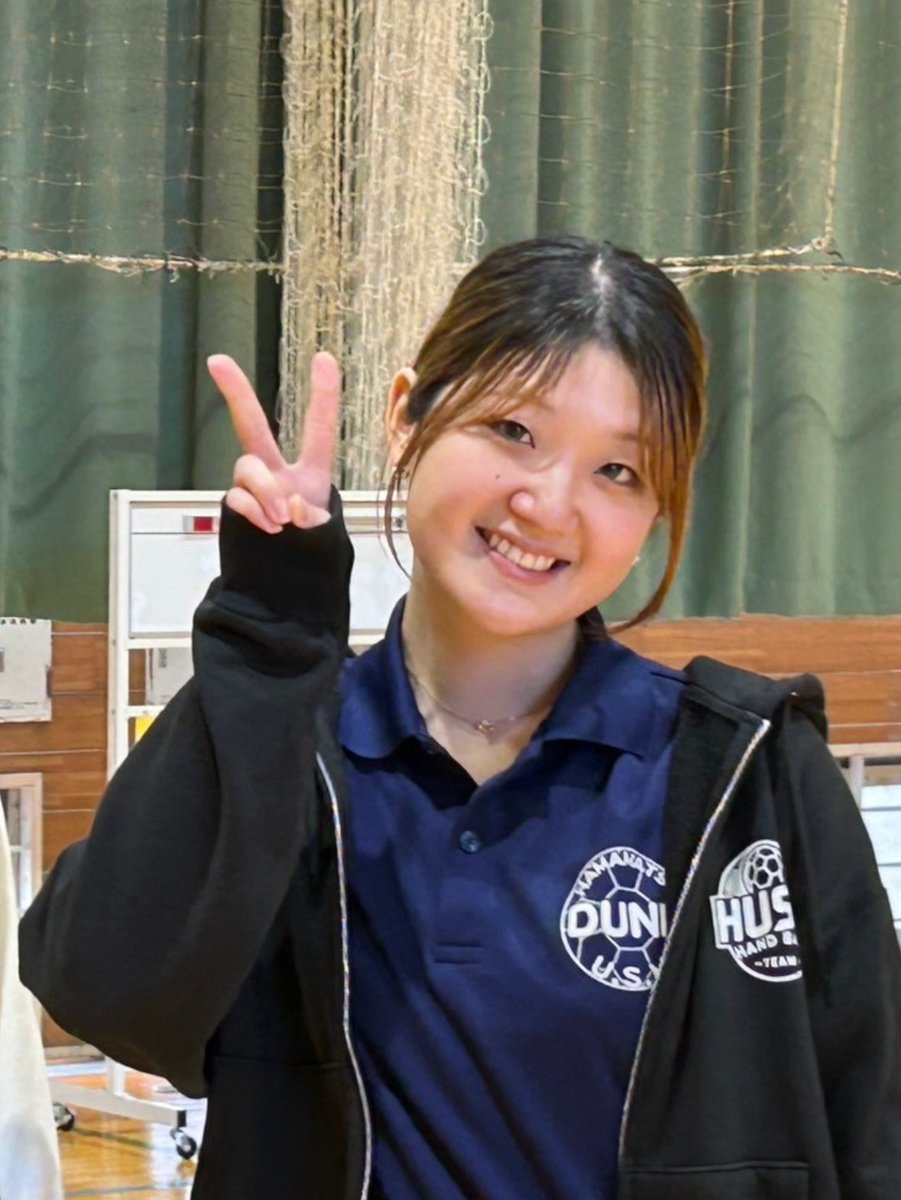 hamamedhandball's tweet photo. ハンド部員紹介⑭
ちひろさん（新4年）マネージャー
22マネの柱。しっかりして面倒見がいいお姉さん。家がいい匂いする。清楚な服がかわいい。優しそうでほんわかしているが実はちゃんと毒舌。最近先輩に棘をさしつつある。後輩にはとても優しい。知らぬ間によく出かけている。お土産待ってます。 https://t.co/Tph88AQxej