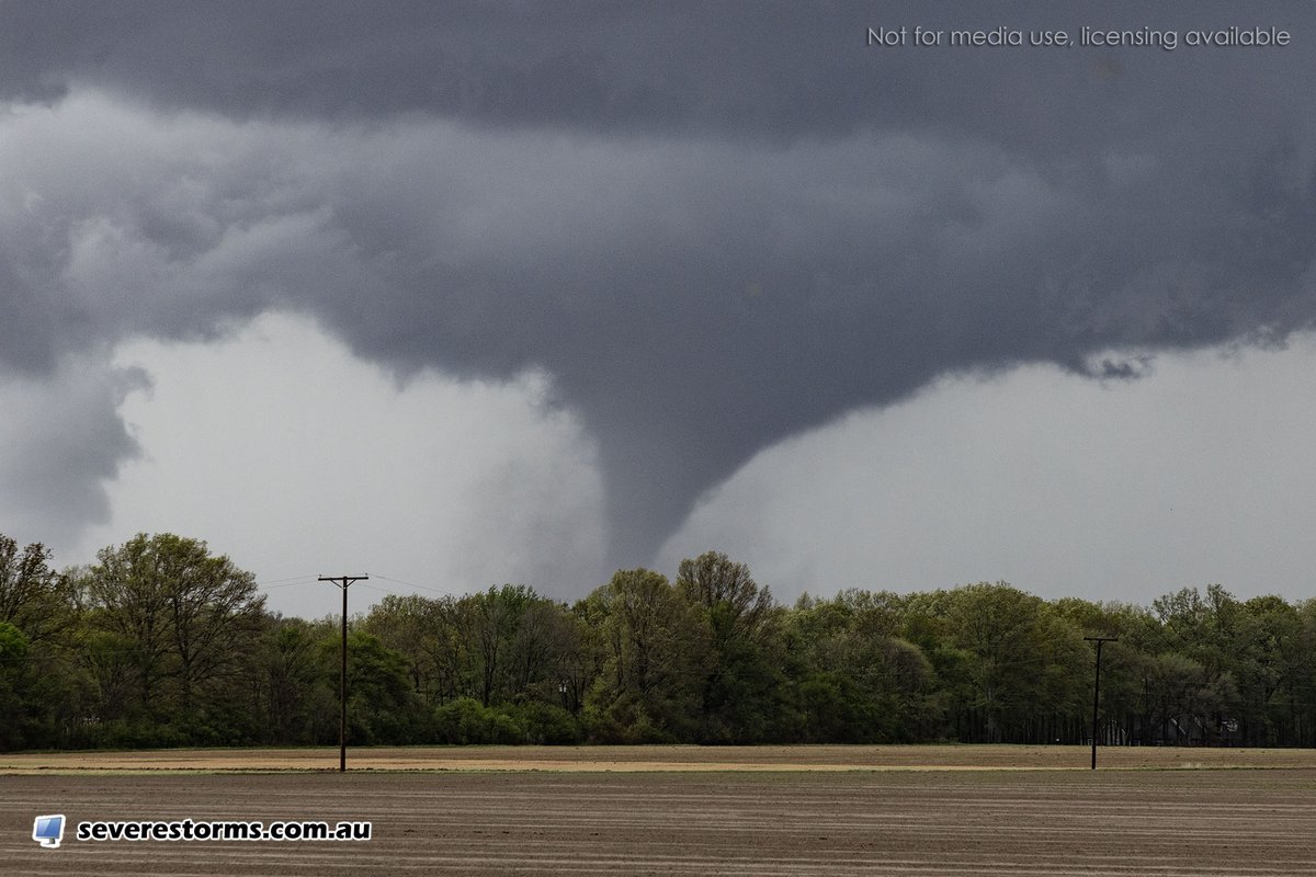Confirmed tornado west of De Witt , Arkansas 8 mins ago.   Watch live via: youtube.com/@DanielShawAU/… <a href="/NWSLittleRock/">NWS Little Rock</a> <a href="/NWSMemphis/">NWS Memphis</a> #arwx #mswx #tnwx