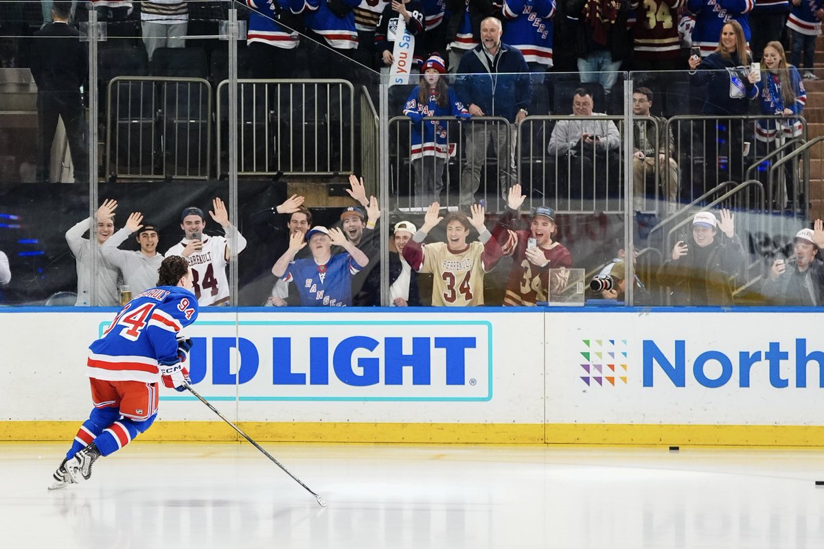 Nothing like an NHL debut at The World's Most Famous in front of your <a href="/BC_MHockey/">BC Men's Hockey</a> teammates. 🥹