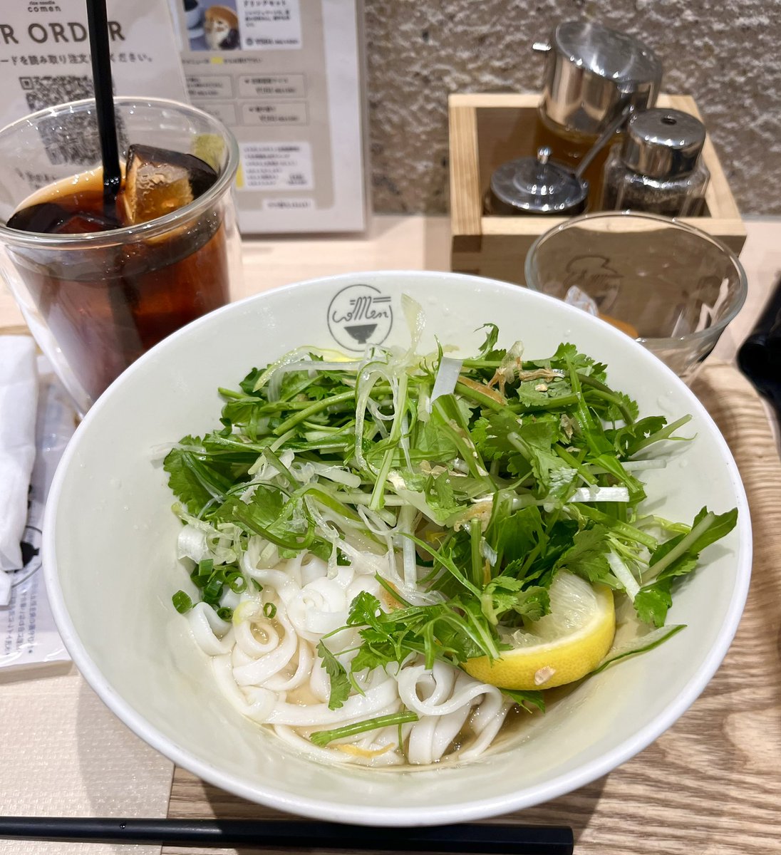 book_1209's tweet photo. 先日美味しいお米の麺を頂きました。たっぷりの野菜の下に白くてツルツルとした喉越しの麺が隠れていて、レモンを絞ったり、ラー油で味変という楽しみ方も。冷たいのと温かいのを選べるのも嬉しゅう御座います #札幌ランチ #comen #japanesenoodle https://t.co/Y6deqLZ5Xn
