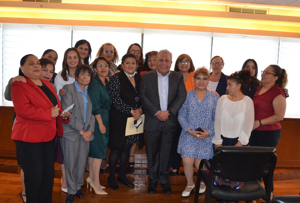 Hoy, 02 de abril del 2025, se llevó a cabo una importante reunión con mujeres dirigentes, un espacio de diálogo y colaboración donde se abordaron temas clave para el fortalecimiento y la mejora de las Condiciones Generales de Trabajo.

Durante el encuentro, se compartieron