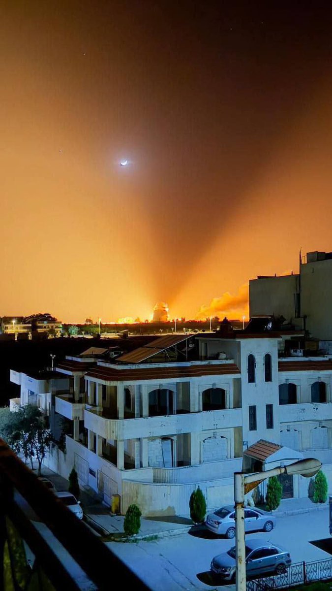 🚨#SONDAKİKA

🛑Hama Havalimanı İsrail tarafından 16 kez vuruldu.

⚫️Son atış 22.48’de yapıldı.

⚫️Suriye/Hama üssü İsrail saldırıları sonucu neredeyse tamamen yok edildi.

⚫️Suriye,Dera Valiliği, İsrail işgaline karşı seferberlik ilan etti.

⚫️İsrail ordusuna ait onlarca askeri