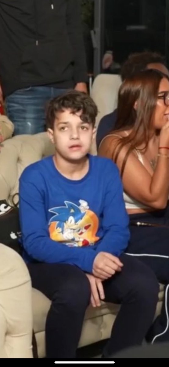 <a href="/CerfiaFR/">Cerfia</a> Le pauvre enfant du haut de ses 7 ans qui voit ça…