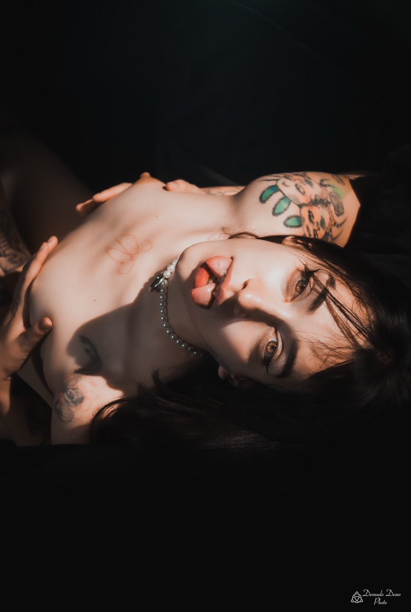 Sus ojos... dos abismos hipnóticos que devoran la noche; si la luna sangrara la bebería de sus labios...

<a href="/bazookawaii/">Bebealce</a>