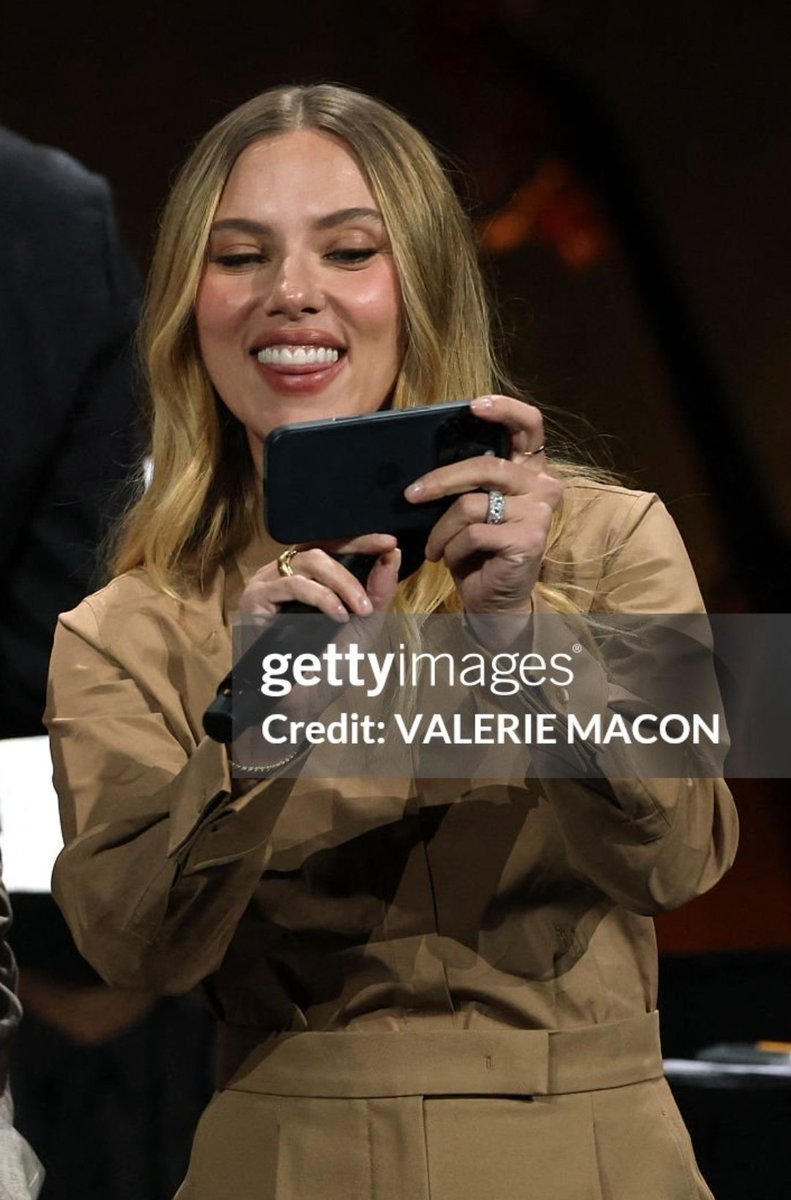 natashasfanny's tweet photo. it's so rare for me to see her holding a phone help 😭 https://t.co/asADkXlAR5