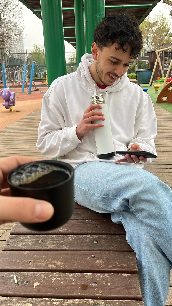 Agamla kahvemizi kendimiz yapıp parkta oturalım dedik mekanlar da boştu zaten