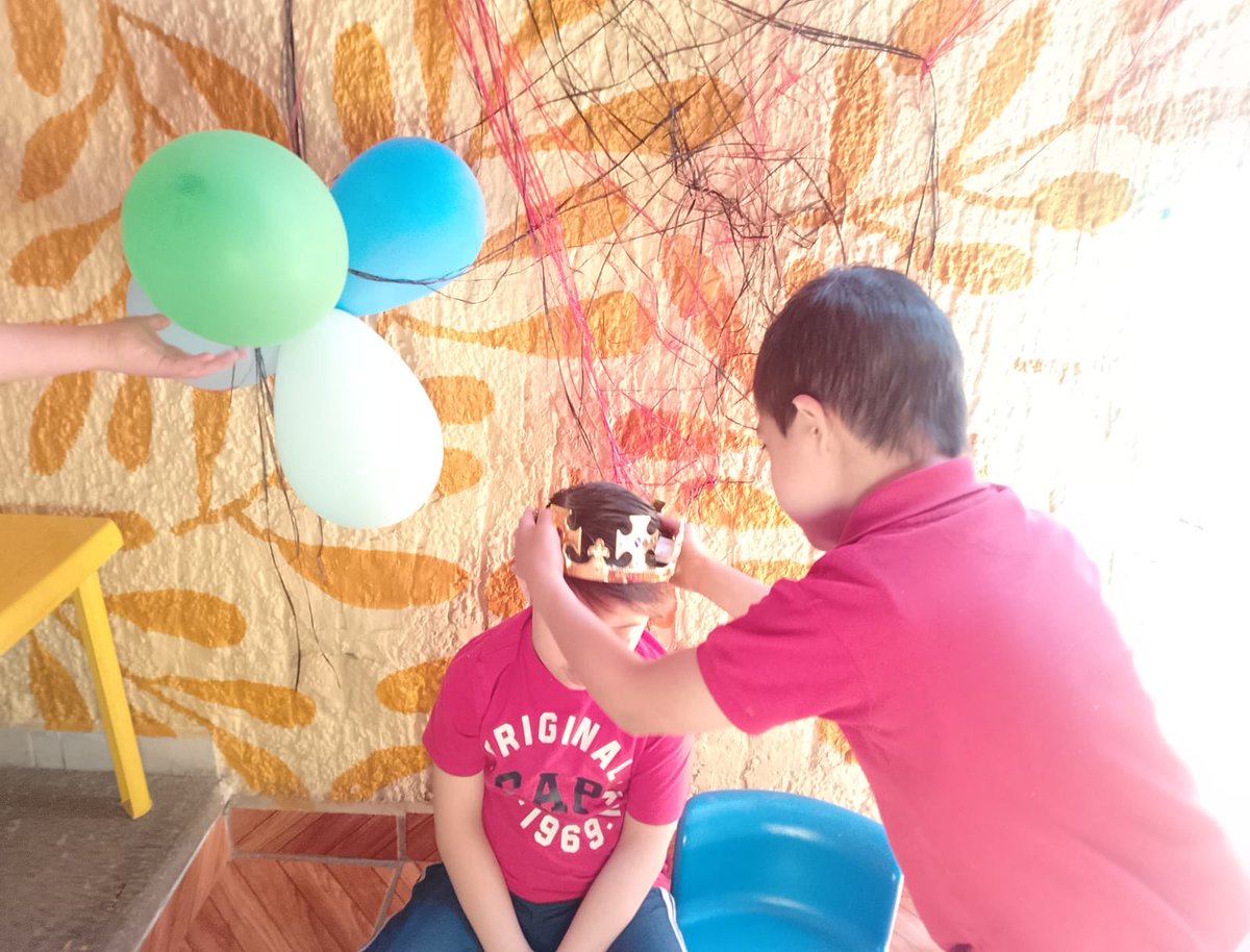 lacasadown's tweet image. Empezamos el mes de abril con el cumpleaños de unos de nuestros alumnos más pequeños y más queridos: Diego
¡Muchas felicidades!
Esperamos que durante muchos años celebremos juntos tu cumpleaños. ¡Te queremos!
¡FELICIDADES! 
#LaCasaDown #LCDG #cumpleaños  #sindromededown