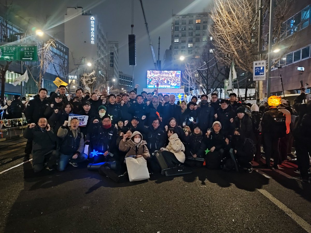 efktu's tweet photo. 24시간 철야농성 임무 완성. 
한국노총 동지들 정말 수고 많으셨습니다. 꼬박 24시간 (결의대회부터 시작하면 28시간) 다 채우는 동지들 보면서 눈물 났어요.♡♡♡
오늘 밤에 또봐요^^ https://t.co/6YbtIHKJld