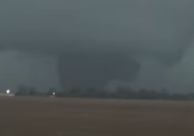 LAKE CITY, AR seek shelter IMMEDIATELY large and dangerous tornado heading towards your area. #arwx #tornado #wxtwitter #lakecityarkansas #lakecity #arkansas #seekshelter