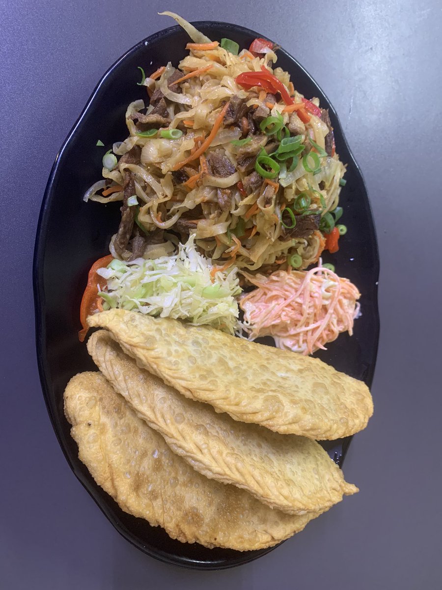 мэлтэлзсэн шөлтэй хуушуур, махаар зодсон цуйвантай сэт байдаг л юм байна. 13к. 
16-н Монгол хуушуур