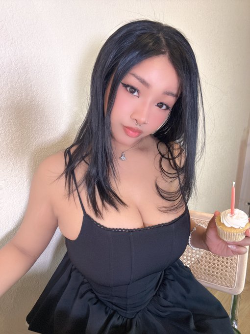 Watch UniqueSora's leaked NSFW photo on TwXstars