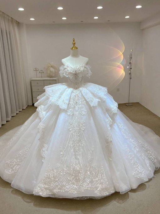 shirojinsei1's tweet image. A fairytale wedding gown on display, adorned with intricate lace and a voluminous train, ready to make any bride feel like royalty