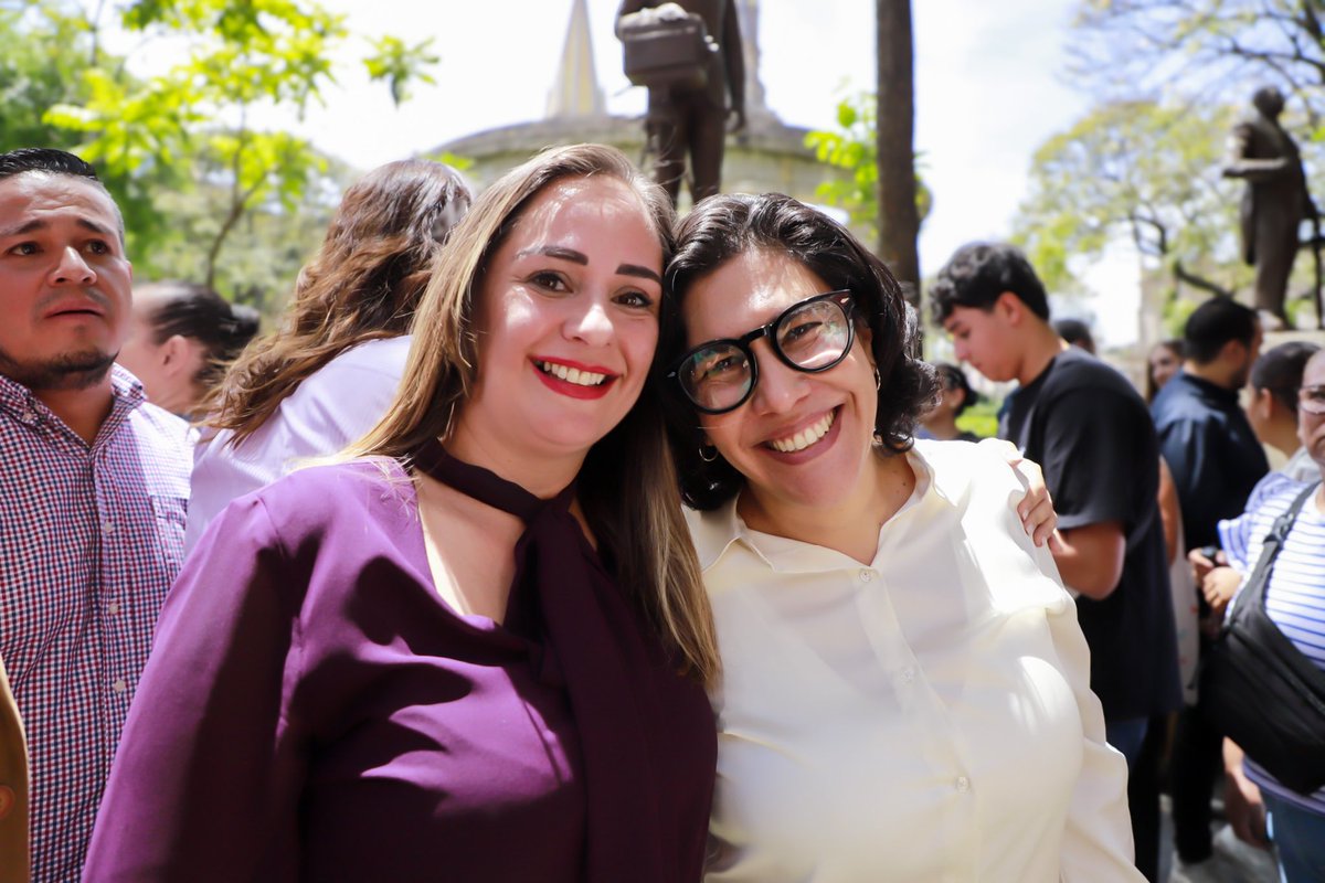 Hoy rendimos homenaje a Irene Robledo, pilar de la <a href="/udg_oficial/">Universidad de Guadalajara</a>. Gracias a <a href="/lasparitaristas/">Las Paritaristas</a> y a <a href="/KarlaLeonardoT/">Karla Leonardo</a> por impulsar este acto de memoria.  💜

#IreneRobledo #MemoriaHistórica <a href="/VeroDelgadilloG/">Verónica Delgadillo</a> <a href="/KarlaPlanter1/">Karla Planter</a> <a href="/lolislopezjara/">Lolis López Jara</a> <a href="/gabyvelascomx/">Gaby Velasco</a>